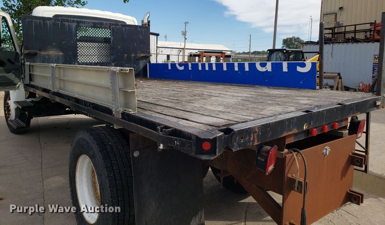 image for item DG7517 2003 International 4200 flatbed truck