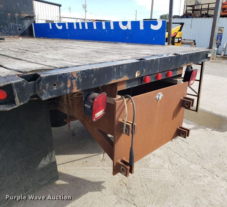 image for item DG7517 2003 International 4200 flatbed truck