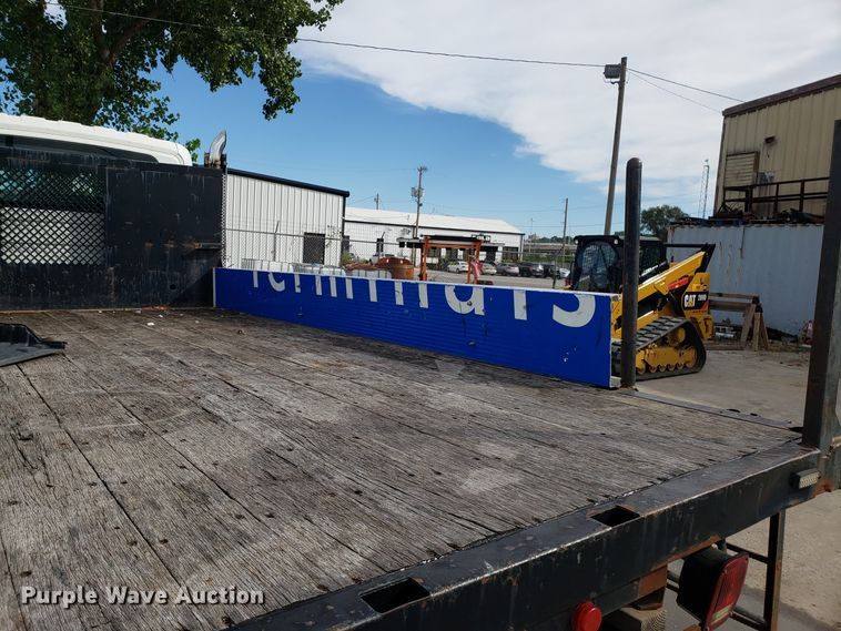 image for item DG7517 2003 International 4200 flatbed truck