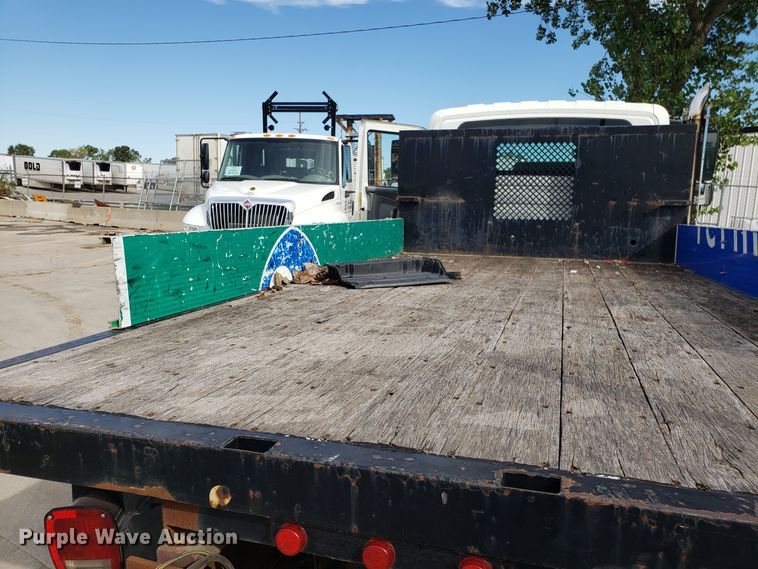 image for item DG7517 2003 International 4200 flatbed truck