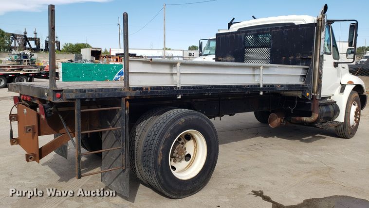 image for item DG7517 2003 International 4200 flatbed truck