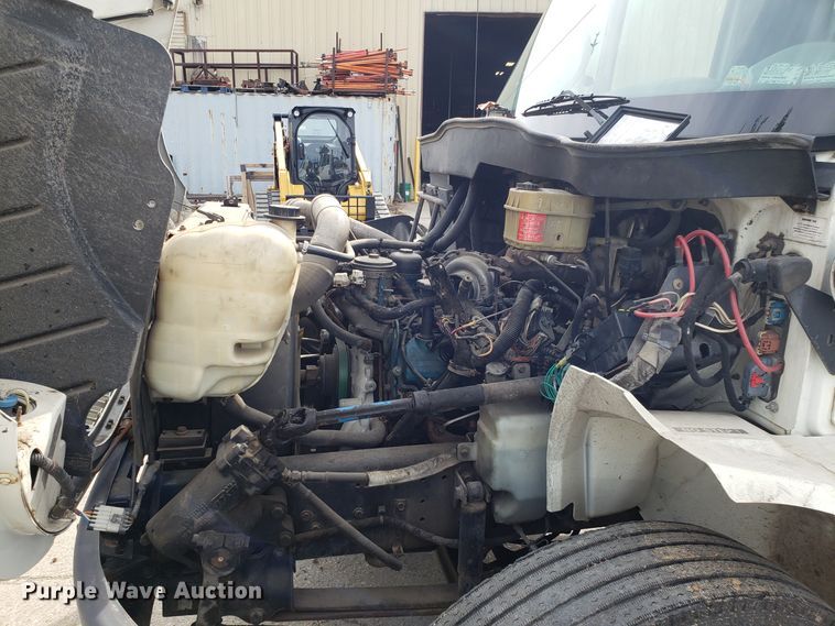 image for item DG7517 2003 International 4200 flatbed truck