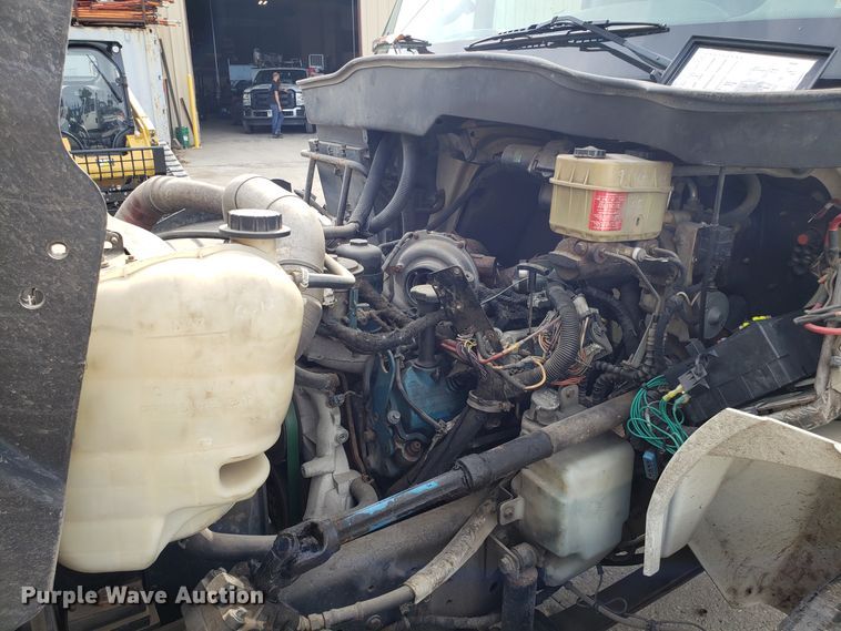 image for item DG7517 2003 International 4200 flatbed truck