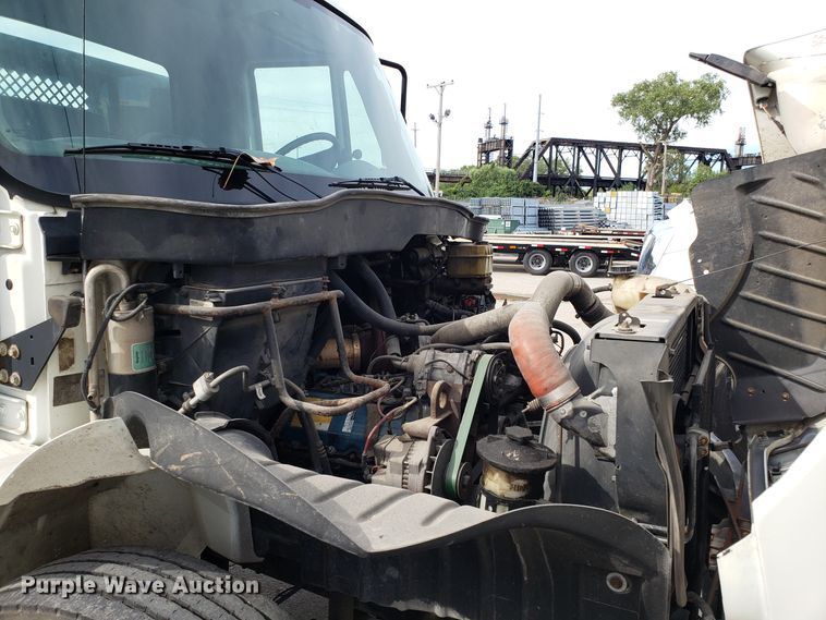 image for item DG7517 2003 International 4200 flatbed truck