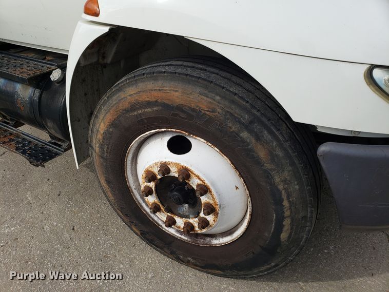 image for item DG7517 2003 International 4200 flatbed truck