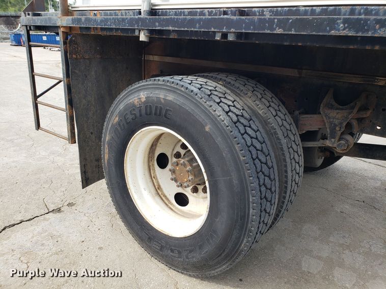 image for item DG7517 2003 International 4200 flatbed truck