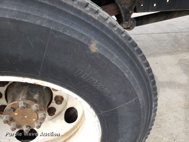 image for item DG7517 2003 International 4200 flatbed truck