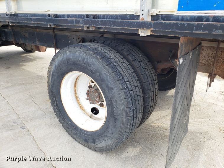 image for item DG7517 2003 International 4200 flatbed truck