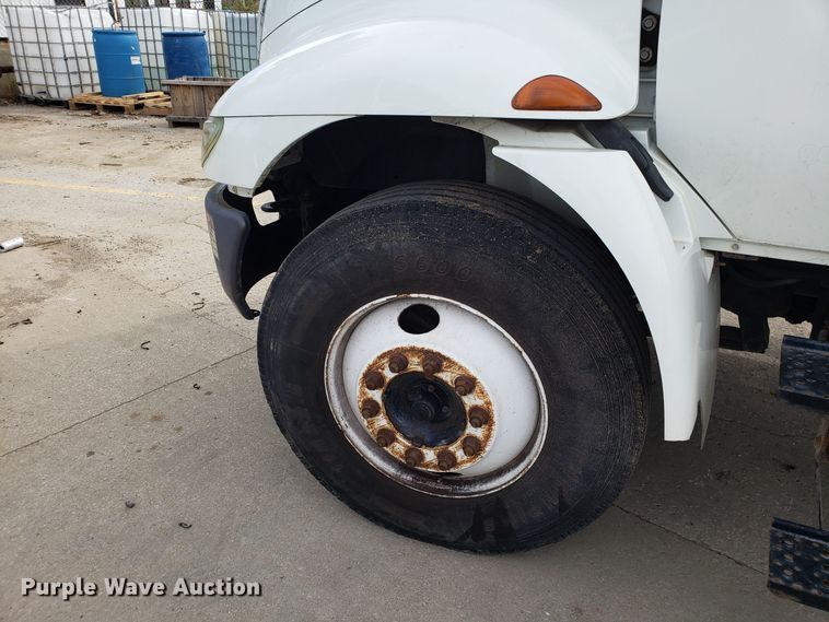 image for item DG7517 2003 International 4200 flatbed truck