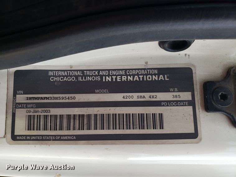 image for item DG7517 2003 International 4200 flatbed truck