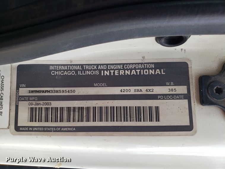 image for item DG7517 2003 International 4200 flatbed truck