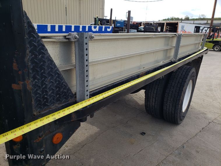 image for item DG7517 2003 International 4200 flatbed truck