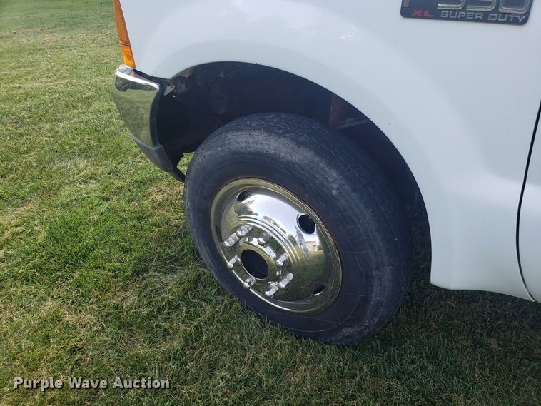 image for item DG7527 2001 Ford F550 truck cab and chassis