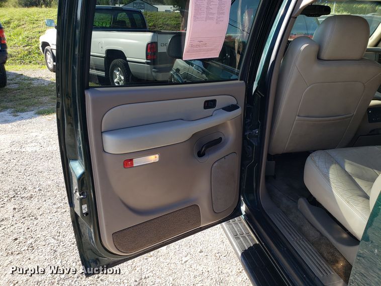 image for item DG7603 2003 Chevrolet Suburban 1500 SUV