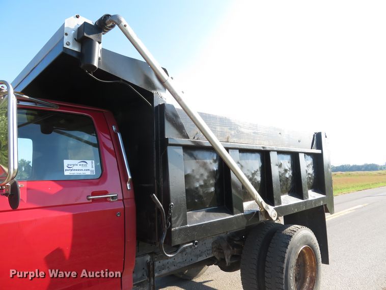 image for item DH1565 1996 Ford F800 dump truck
