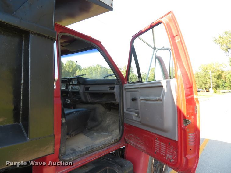 image for item DH1565 1996 Ford F800 dump truck