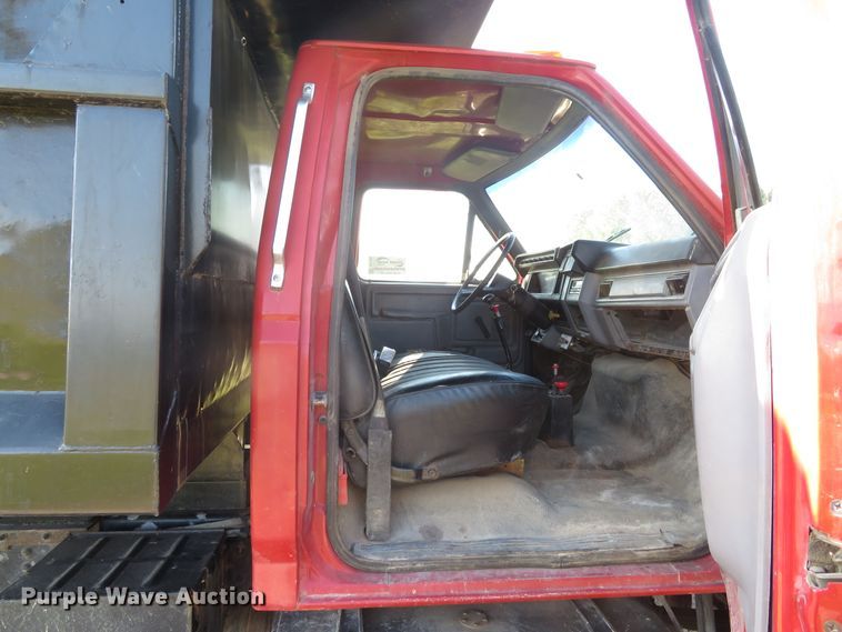 image for item DH1565 1996 Ford F800 dump truck