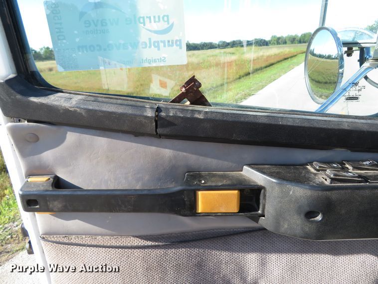 image for item DH1566 2001 Freightliner FL60 utility truck