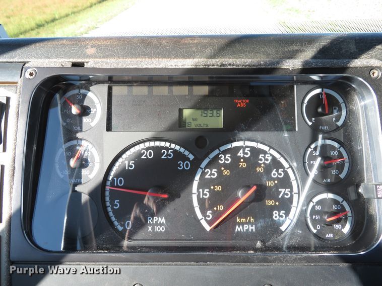 image for item DH1566 2001 Freightliner FL60 utility truck