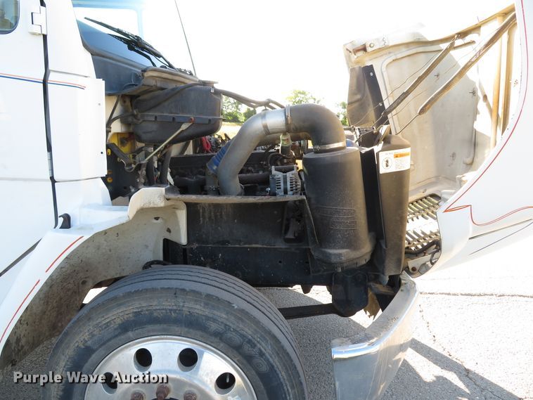 image for item DH1566 2001 Freightliner FL60 utility truck