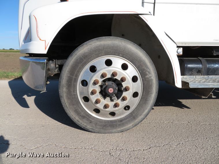 image for item DH1566 2001 Freightliner FL60 utility truck