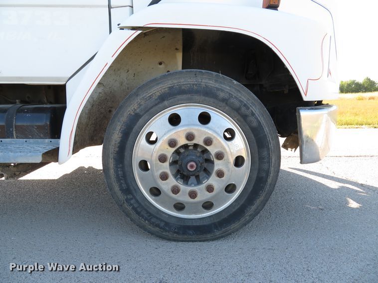 image for item DH1566 2001 Freightliner FL60 utility truck