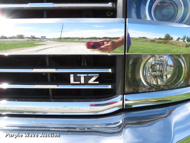 image for item DH1570 2015 Chevrolet Silverado 3500HD LTZ Crew Cab flatbed pickup truck