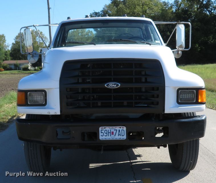 image for item DH1572 1999 Ford F800 utility truck