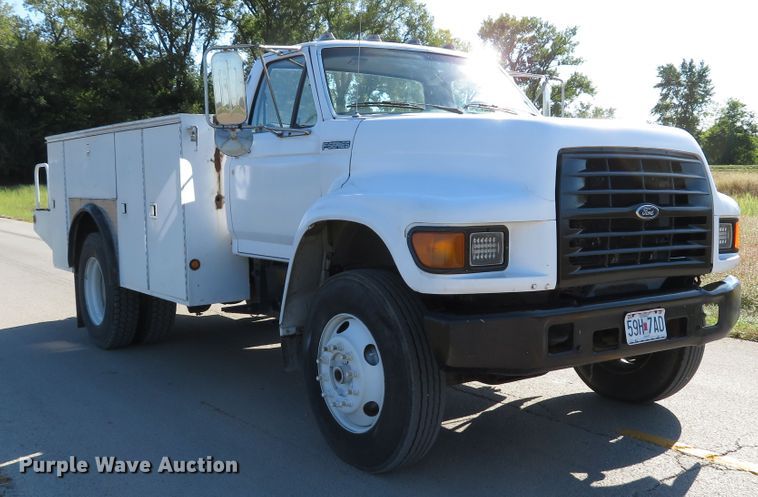 image for item DH1572 1999 Ford F800 utility truck