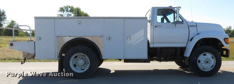 image for item DH1572 1999 Ford F800 utility truck