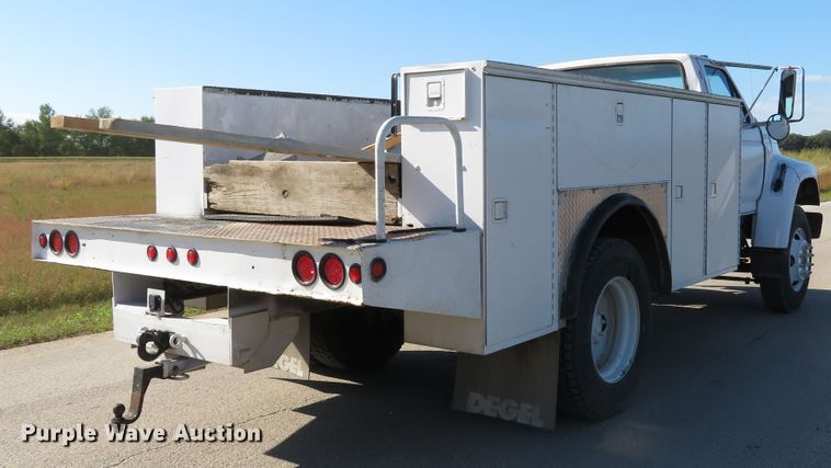 image for item DH1572 1999 Ford F800 utility truck