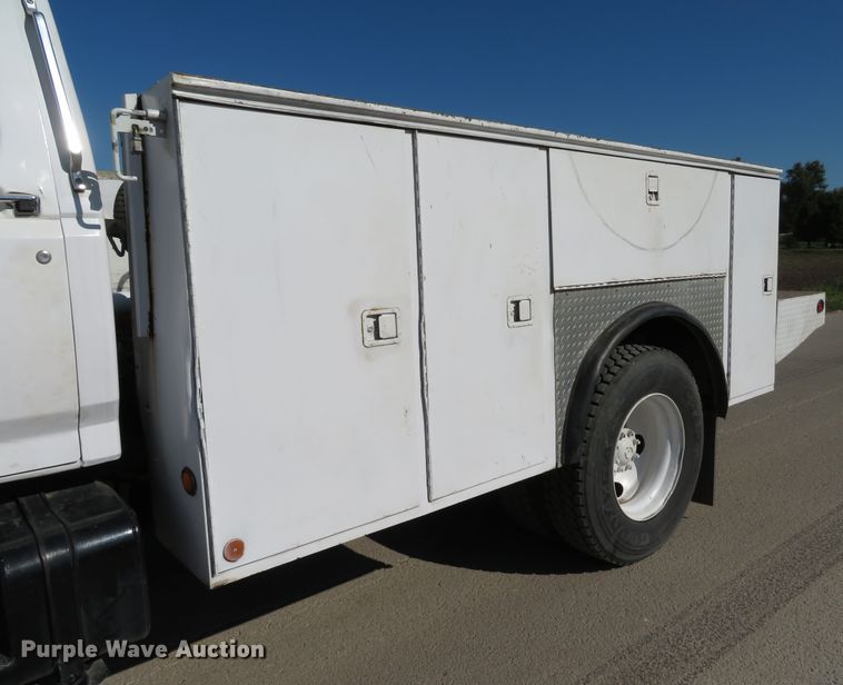 image for item DH1572 1999 Ford F800 utility truck