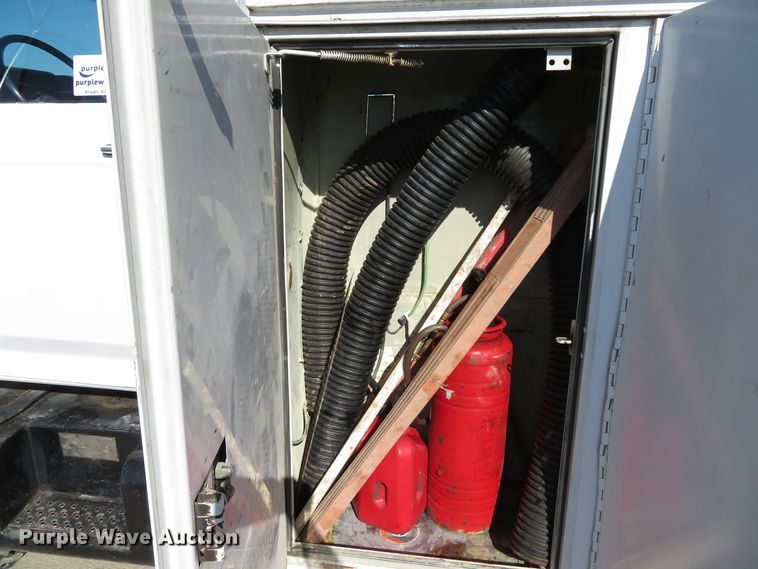 image for item DH1572 1999 Ford F800 utility truck