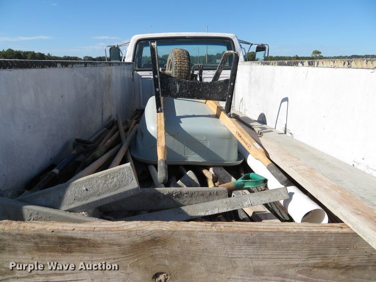 image for item DH1572 1999 Ford F800 utility truck