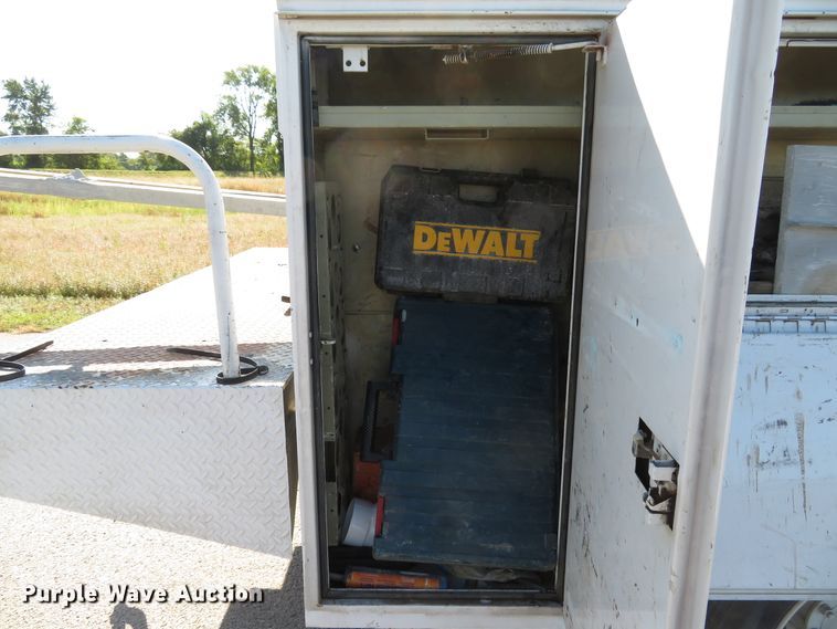 image for item DH1572 1999 Ford F800 utility truck