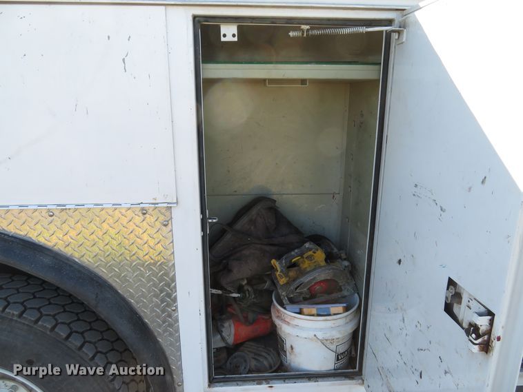 image for item DH1572 1999 Ford F800 utility truck