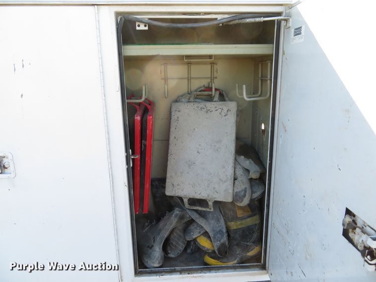 image for item DH1572 1999 Ford F800 utility truck