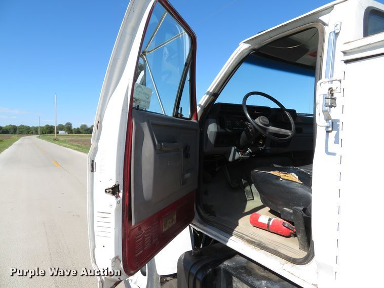 image for item DH1572 1999 Ford F800 utility truck