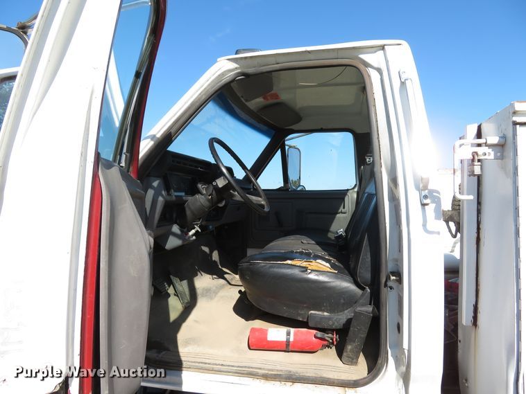 image for item DH1572 1999 Ford F800 utility truck