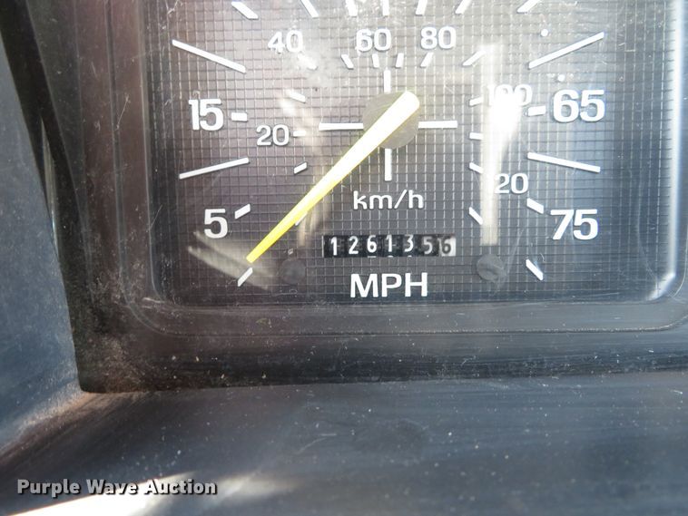 image for item DH1572 1999 Ford F800 utility truck