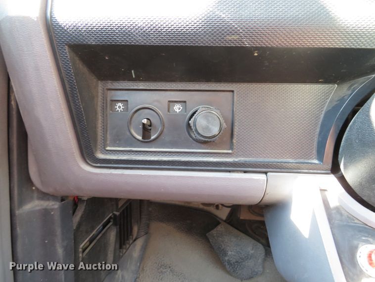 image for item DH1572 1999 Ford F800 utility truck