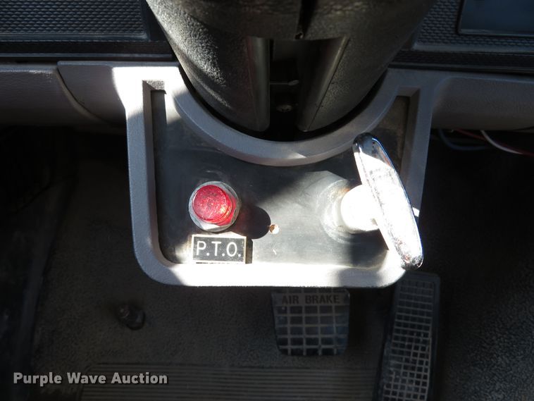 image for item DH1572 1999 Ford F800 utility truck