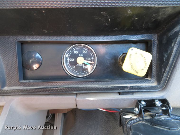 image for item DH1572 1999 Ford F800 utility truck