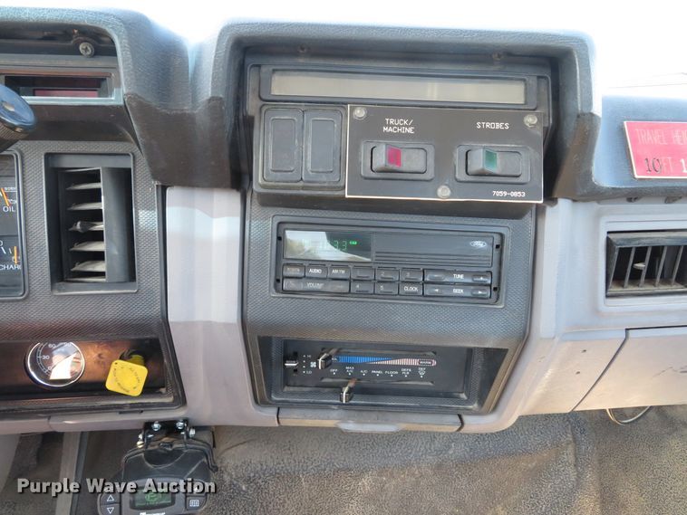 image for item DH1572 1999 Ford F800 utility truck