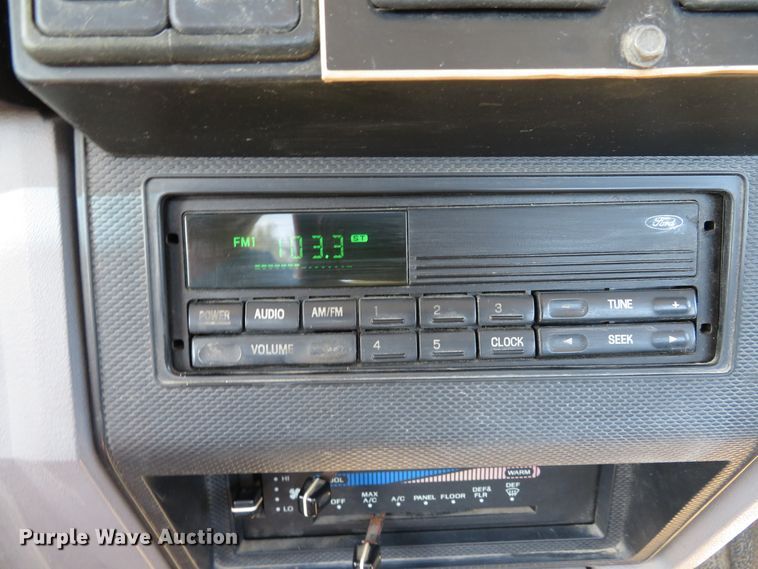 image for item DH1572 1999 Ford F800 utility truck