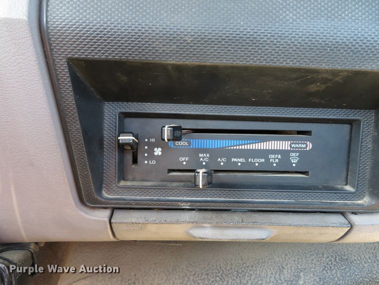 image for item DH1572 1999 Ford F800 utility truck