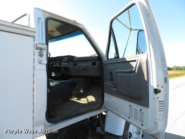 image for item DH1572 1999 Ford F800 utility truck