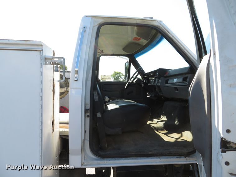image for item DH1572 1999 Ford F800 utility truck