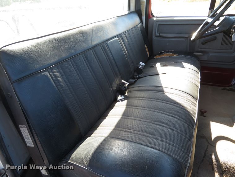 image for item DH1572 1999 Ford F800 utility truck