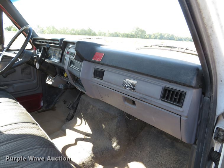 image for item DH1572 1999 Ford F800 utility truck